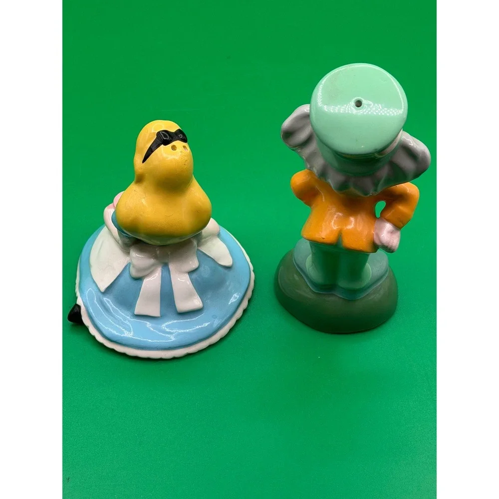NE Disney Alice in Wonderland Mad Hatter Salt and Pepper Shakers Set VTG
